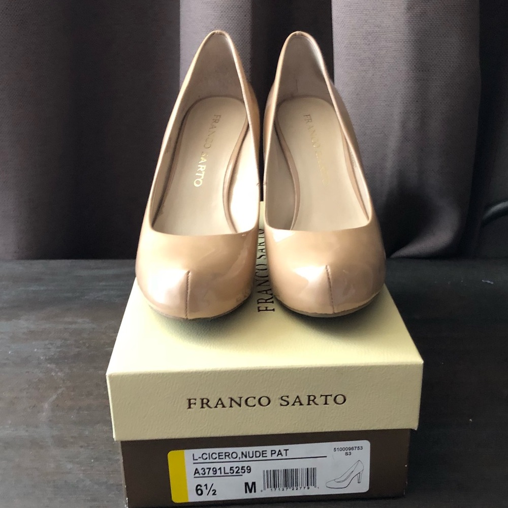 Nude pumps
